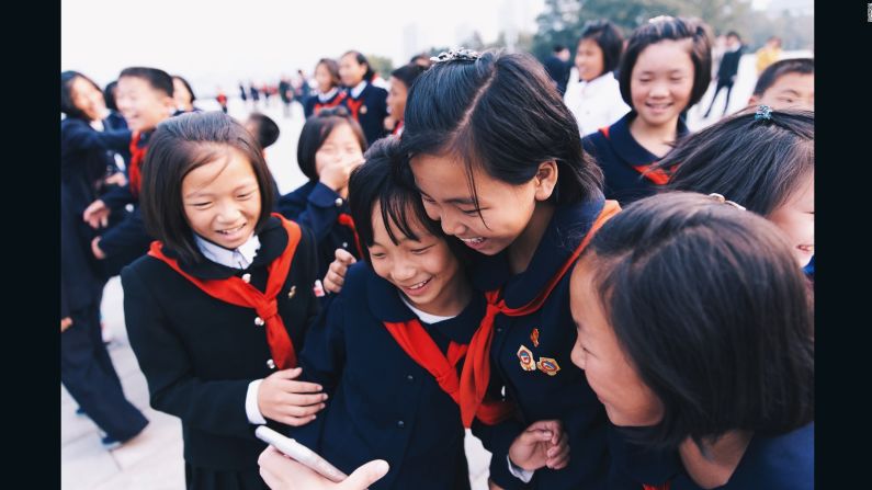 Esta imagen de niñas jugando con filtros de Snapchat en el teléfono de Li es una de las favoritas de la fotógrafa. "Es un recuerdo positivo", dice.