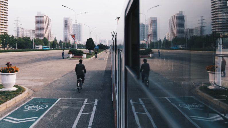 "Las bicicletas son muy populares en Pyongyang, algo que tiene sentido porque la ciudad es plana y las calles son largas y anchas".