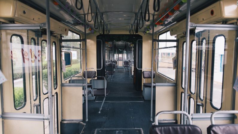 Li pudo ver que las bicicletas, los autobuses y los tranvías son otras formas de transporte. Esta imagen muestra el interior de un tranvía.