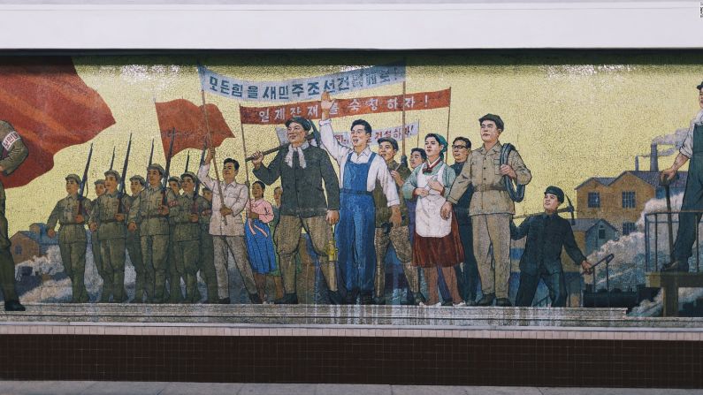 Li compara la publicidad en el metro de Hong Kong con la propaganda en el metro de Pyongyang. "De alguna manera son similares. porque ambos sistemas muestran imágenes de un grupo de personas que te dicen como pensar", dice.