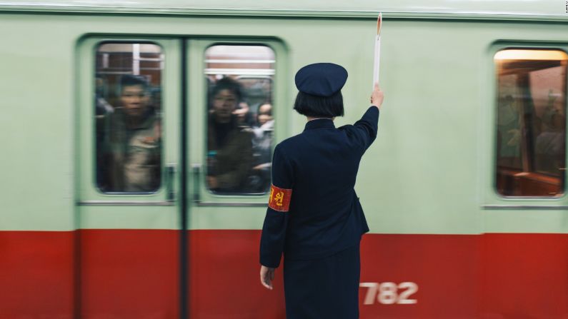 ...pero la conductora logró detener el tren y abrir la puerta.