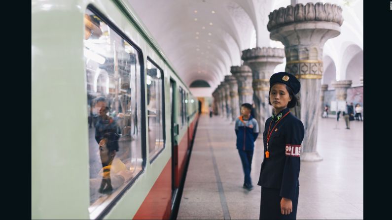 Esta es una de las fotografías que destaca Li de su visita al metro. Las puertas se cerraron mientras fotografiaba a la conductora del tren.