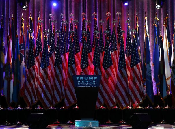 Así luce el escenario en el que estará el candidato presidencial Donald Trump en la noche de la elección presidencial cuando se conozcan los resultados. El republicano estará esta noche en el hotel Hilton Midtown en Manhattan, Nueva York.