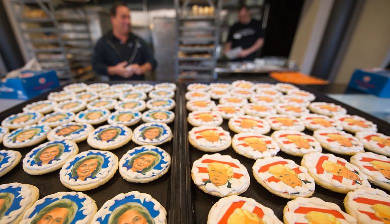 En Oakmont, Pensilvania, las galletas de Donald Trump llevaban la delantera entre los clientes, con 2.609 unidades vendidas, comparadas con las 1.512 galletas de Hillary Clinton el día antes de la elección presidencial.