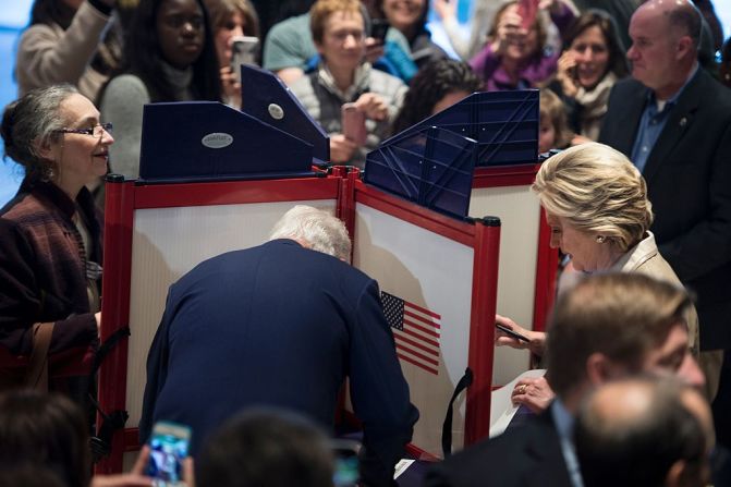 Hillary Clinton y su esposo Bill Clinton, votaron a primera hora de este martes en la escuela Douglas G. Griffin en Chappaqua, Nueva York.