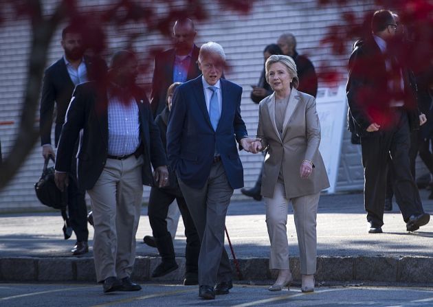 Los esposos Clinton salieron juntos minutos después de su centro de votación en Chappaqua, Nueva York.