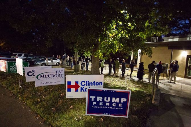 Residentes del condado de Mecklenburg esperan en fila para emitir su voto en el precinto número 109 de Charlotte, Carolina del Norte.