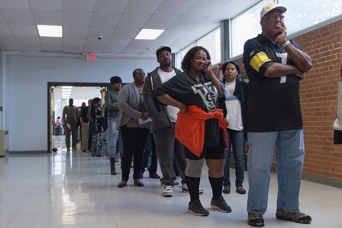 Largas filas se han registrado en varios centros de votación, como este en Florissant, Missouri, donde decenas de personas esperan poder emitir su voto.