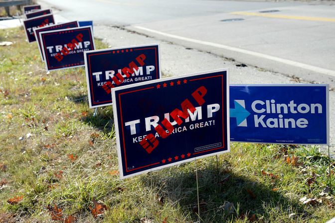 En North Manchester, Nueva Hampshire, seguidores de Hillary Clinton ubicaron carteles a favor de la candidata demócrata cerca de otros de Trump, que fueron marcados con la palabra “basura” en color rojo.