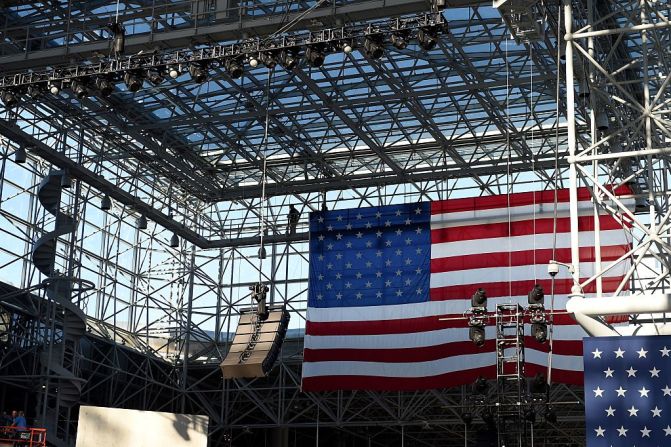 La candidata demócrata Hillary Clinton estará este martes en la noche en el centro de convenciones Jacob K. Javits Convention Center en Nueva York. Esta imagen muestra las preparaciones de su escenario central en el centro de la ciudad.