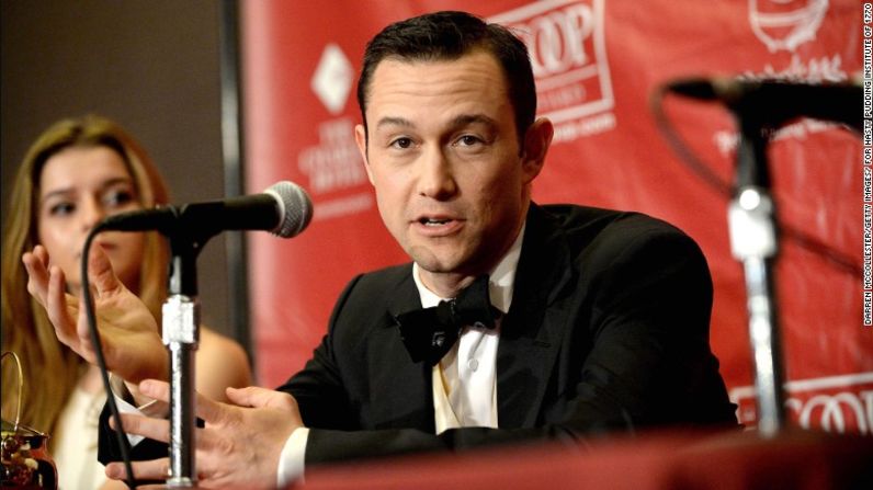 El actor Joseph Gordon-Levitt pasó de apoyar a Bernie Sanders a respaldar a Hillary Clinton. Así lo escribió en su página oficial de Facebook: “Voté por Bernie. Tengo algunas reservas con Hillary, pero Trump da miedo. #EstoyConElla”.