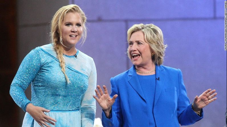 Amy Schumer y Hillary Clinton estuvieron en el programa de televisión ‘The Ellen DeGeneres Show’ durante septiembre de 2015, en el Centro Rockefeller de Nueva York. Schumer usó una fotos de ellas dos durante el show para declarar en marzo pasado “#EstoyConElla”, a través de Twitter.