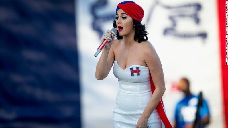 La cantante Katy Perry reunió partidarios de Hillary Clinton afuera del Centro de Eventos de Iowa antes de que comenzara la cena Jefferson-Jackson, en octubre de 2015 en la ciudad de Des Moines, Iowa.