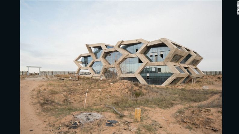 Los grandes proyectos inconclusos y los edificios a gran escala se mezclan en la arquitectura de esta ciudad fantasma.