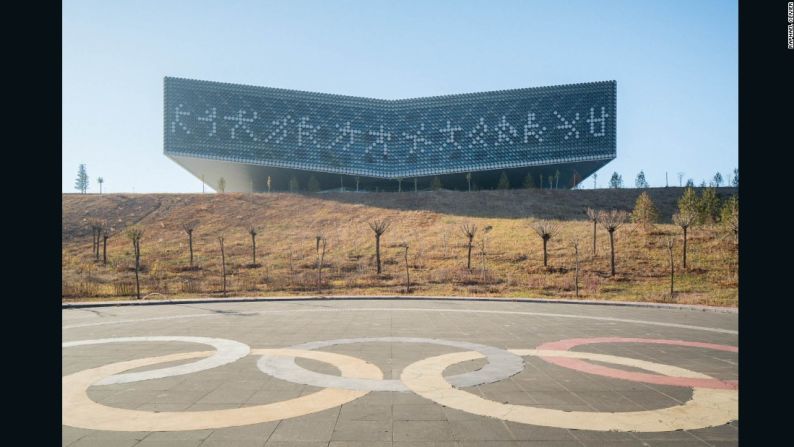 El estadio Ordos tiene capacidad para 35.107 personas.