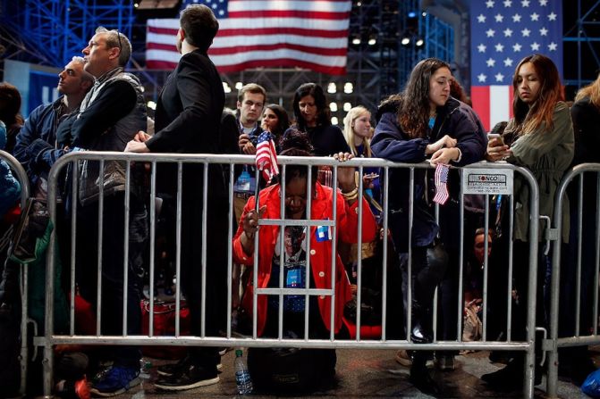 Una seguidora de Clinton reza en el evento en el centro de convenciones Jacbo K. Javits, sede de la campaña de la demócrata.