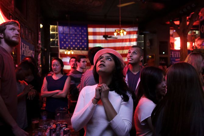 Sri Vasamsetti, 22 años, es de Seattle y una seguidora de Hillary Clinton. En esta foto sigue la cobertura por televisión de la elección presidencial.