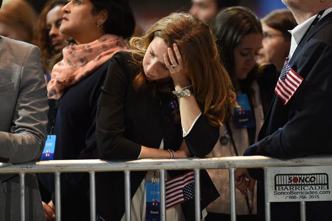 Una partidaria de la candidata demócrata a la presidencia de Estados Unidos, Hillary Clinton, se toma la cabeza durante la noche de las elecciones en Nueva York, el 8 de noviembre de 2016.