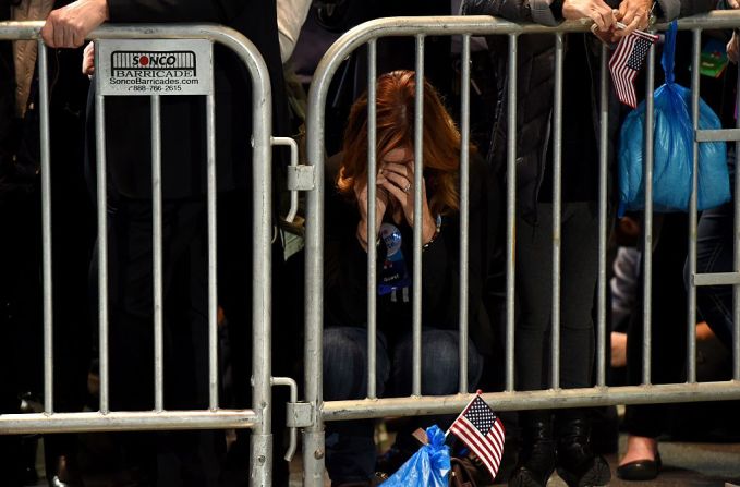 Una partidaria de la candidata demócrata a la presidencia de Estados Unidos, Hillary Clinton, se arrodilla desconsolada durante la noche de las elecciones en el Centro de Convenciones Jacob K. Javits en Nueva York.