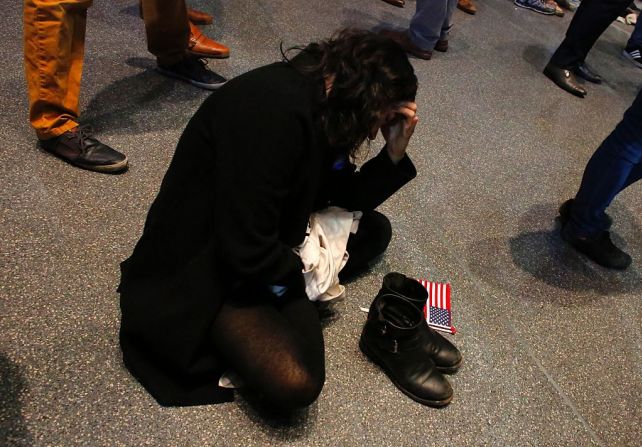 Una partidaria de la candidata presidencial demócrata Hillary Clinton reacciona con tristeza durante la noche de las elecciones.