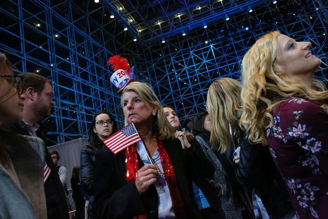 Una desconcertada partidaria de la candidata presidencial demócrata Hillary Clinton en la noche de las elecciones presidenciales.