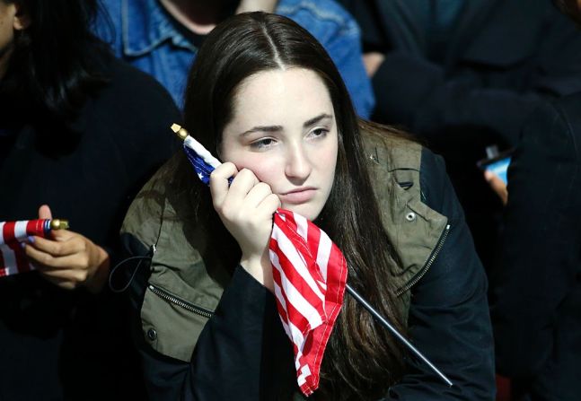 Un joven que apoya a Hillary Clinton sostiene la bandera estadounidense durante la noche de las elecciones presidenciales.