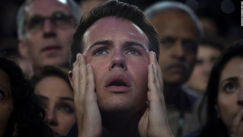 Un hombre reacciona mientras observa los resultados electorales en el Javits Center de Nueva York.