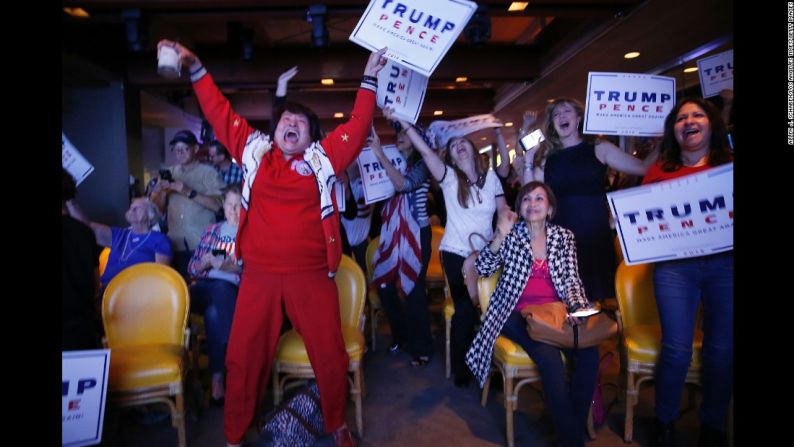 Republicanos en Newport Beach, California, estallan en euforia cuando se anuncia la victoria de Trump en Florida.