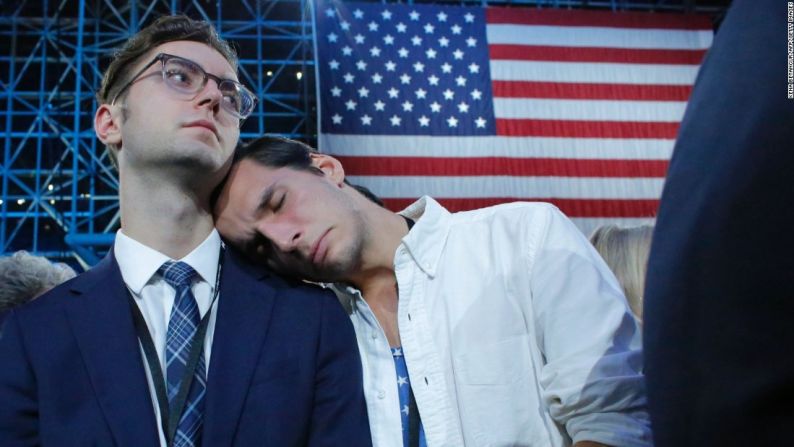 Los partidarios de Clinton reaccionan ante los resultados de las elecciones en el Javits Center, en Nueva York.