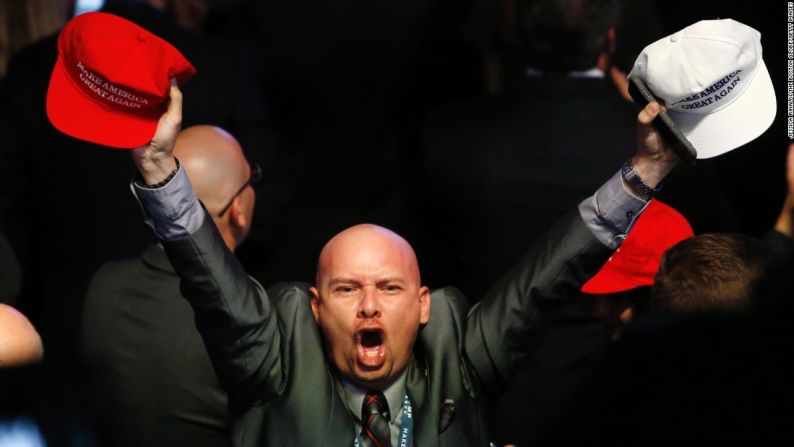 Un partidario de Trump reacciona en Nueva York cuando es anunciada la victoria del republicano en Ohio.