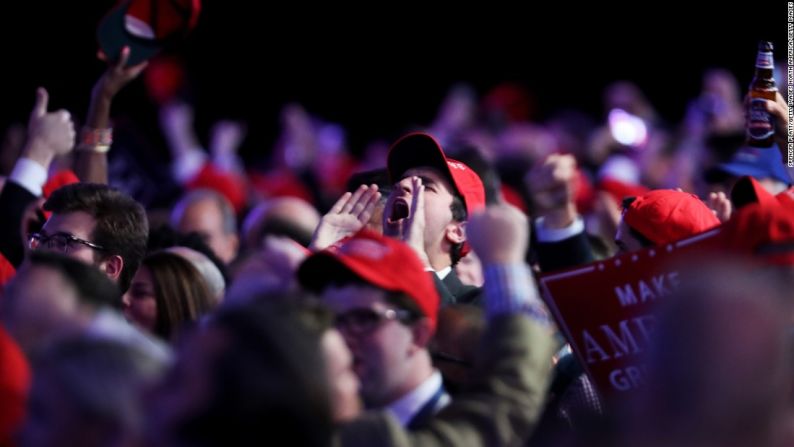 Los partidarios de Trump celebran su elección durante el evento del candidato, que fue posterior a las votaciones en Nueva York.