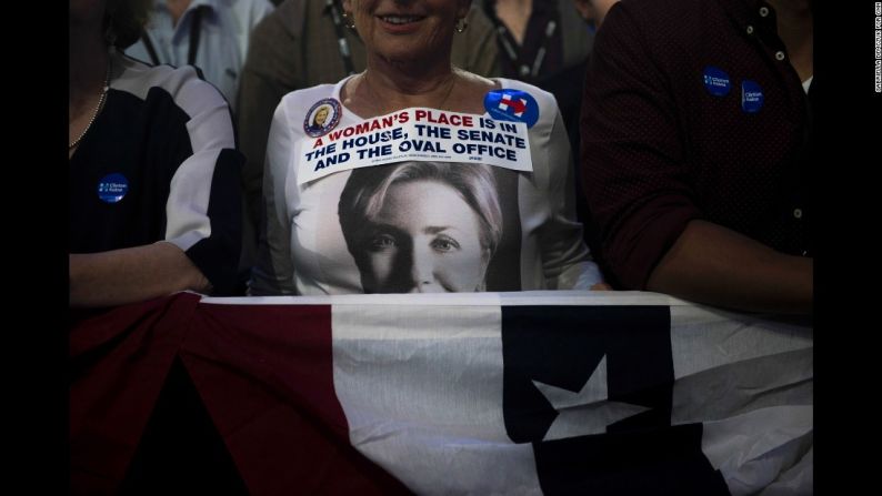 Los partidarios de Clinton observan los resultados de las elecciones en el Javits Center de Nueva York.