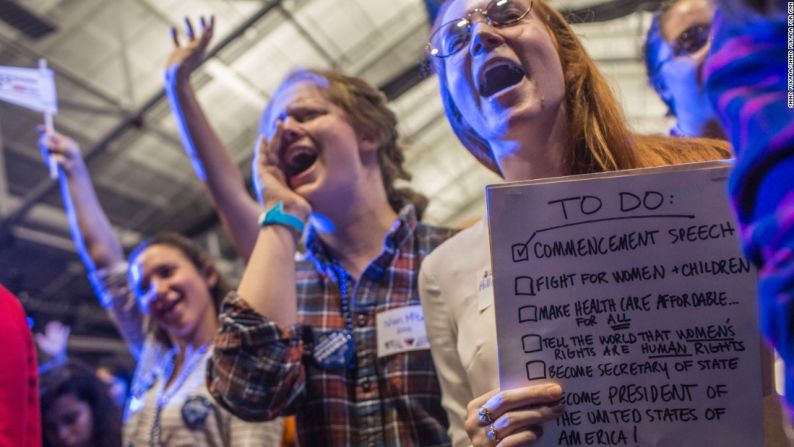 Claire Shea, vestida como Hillary Clinton, durante una fiesta en la noche de elecciones en el Wellesley College, Massachusetts. Esta universidad es el alma máter de Clinton.