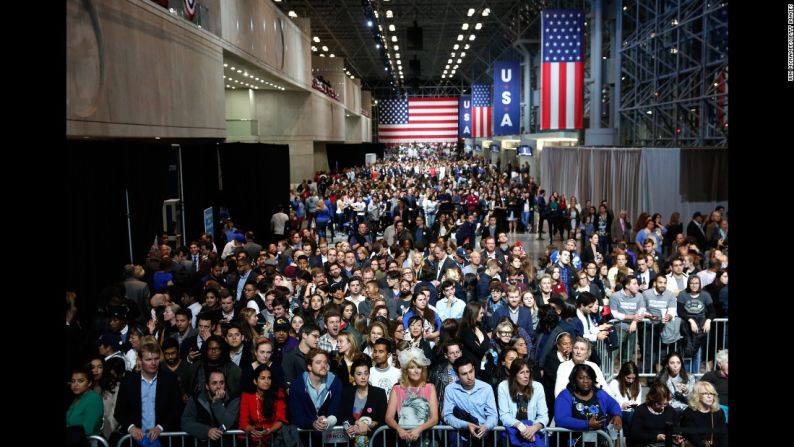 Algunas personas observan los resultados electorales en el Javits Center de Nueva York.