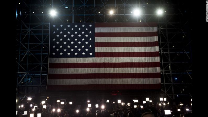 Una bandera de Estados Unidos en el Javits Center de Nueva York.