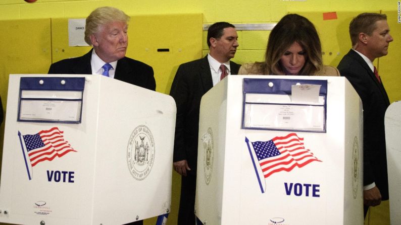 El candidato republicano Donald Trump mira a su esposa Melania mientras ambos votan en Nueva York.