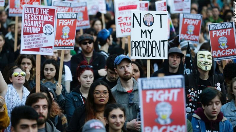 Miles de personas salieron a las calles en varias ciudades de Estados Unidos para mostrar su frustración por la victoria de Donald Trump.