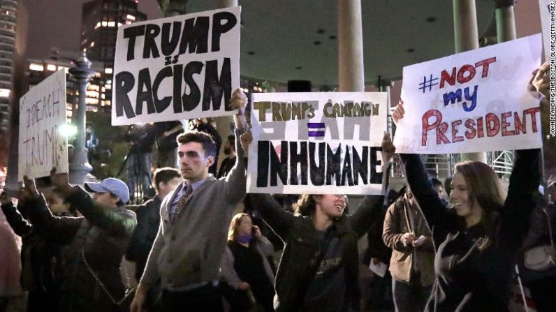 Los manifestantes portaban carteles con consignas contra el nuevo presidente electo de Estados Unidos.