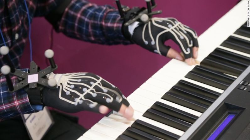 Guantes para piano — La feria de tecnología de dispositivos ponibles de Japón ha presentado todo tipo de dispositivos extraños como estos guantes especiales de diseñados para pianistas por Yamaha. Equipados con 12 sensores, los guantes graban los movimientos de las manos para que los usuarios puedan analizar la información después.