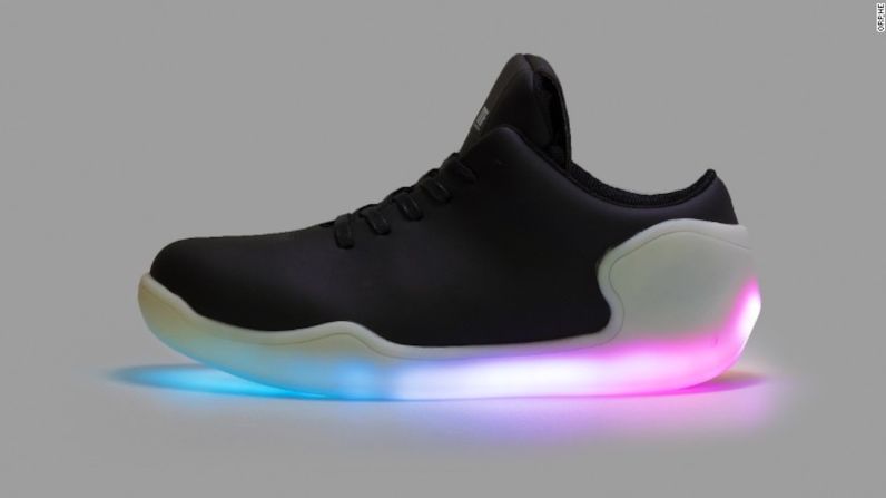 Orphe — Las suelas de los zapatos inteligentes Orphe (que cuestan 399 dólares) tienen cerca de 100 luces LED y sensores de movimiento.