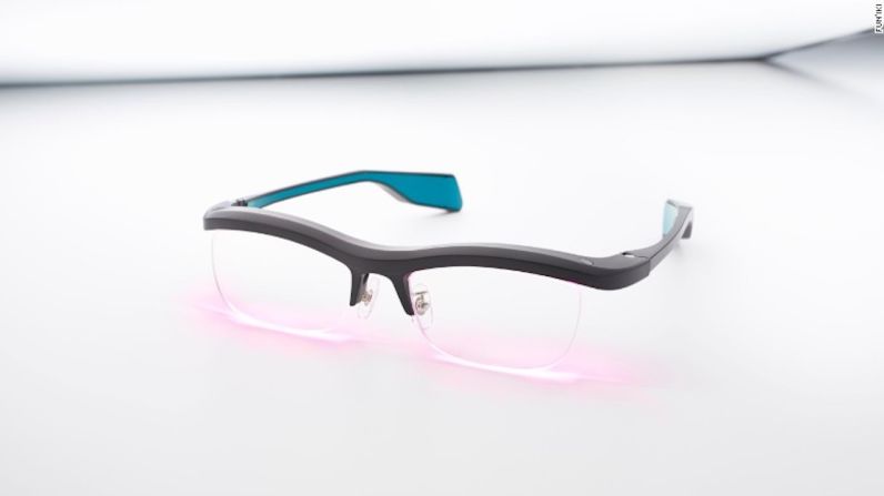 Fun'iki Ambient Glasses — Usando microparlantes integrados y luces LED personalizadas, las Fun'iki Ambient Glasses (cuyo costo es de 266 dólares) se vinculan a tu celular para enviarte alertas de tus correos electrónicos y mensajes, eventos programados, acciones y el clima. Cuando el usuario recibe una notificación, los sonidos y colores emitidos por las gafas lo ayudan a decidir si necesita o no tomar su teléfono.