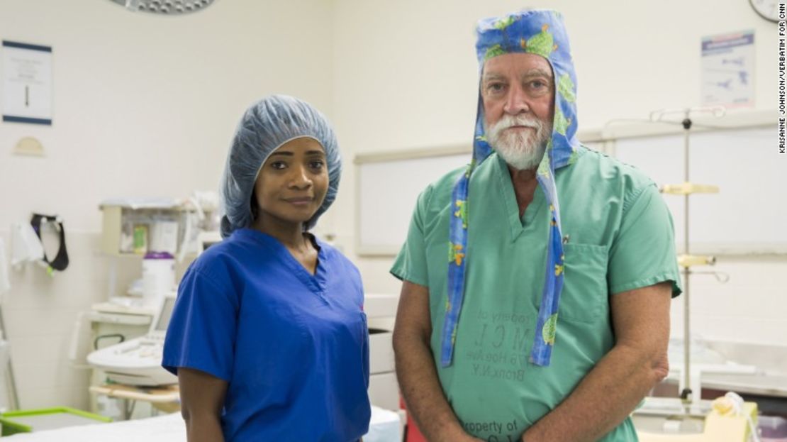 Kamila Dowling, enfermera especialista en neurocirugía pediátrica, con el doctor James Goodrich.