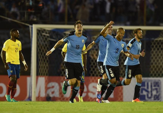 Uruguay, en su montevideano estadio Centenario, venció a Ecuador por 2-1.