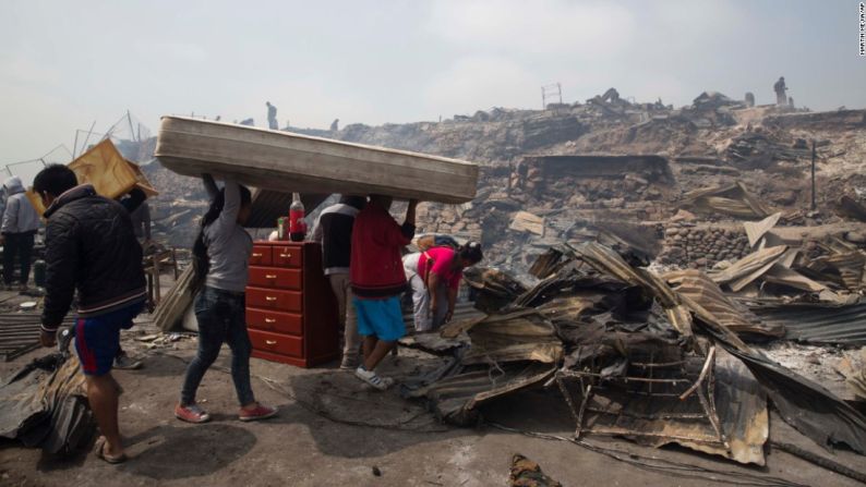 Incendio en Perú — Una familia salva un colchón de los escombros que dejó un incendio que destruyó cientos de casas en la comunidad indígena amazónica de Cantagallo en Lima, Perú, el pasado 4 de noviembre.