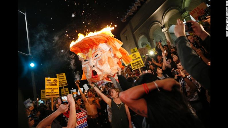 Protestas anti Trump — Un día después de la elección de Trump como presidente, miles de manifestantes salieron a protestar en al menos 25 ciudades de Estados Unidos. Muchos llegaron hasta las puertas de las propiedades de Donald Trump: hicieron quemas de piñatas con la cara del ahora presidente electo, como esta en Los Ángeles. Varias personas han sido arrestadas.