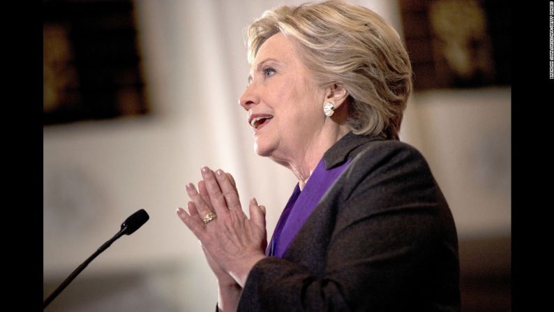 Clinton acepta la derrota — Largas horas de silencio sucedieron a la derrota de Hillary Clinton luego de la elección general. La candidata demócrata se dirigió a sus seguidores el 9 de noviembre con un discurso desde Nueva York. “Donald Trump va a ser nuestro presidente. Le debemos recibir con mente abierta y la oportunidad de liderar”, dijo.