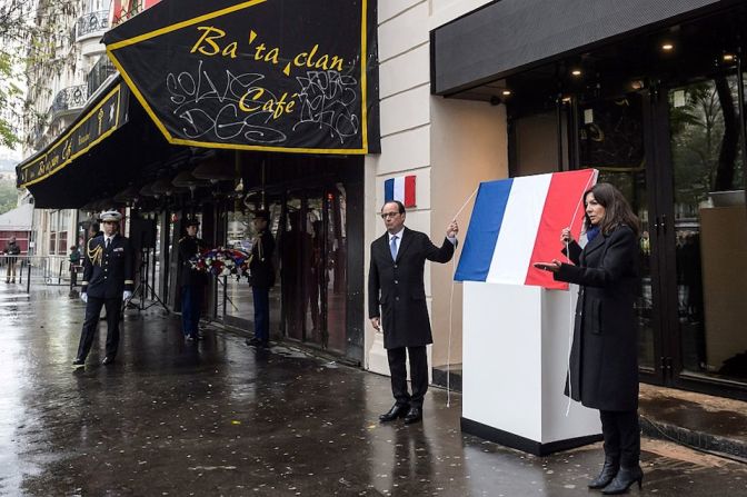 El presidente Francois Hollande y la alcaldesa de París, Anne Hidalgo, develaron una placa en la sala de conciertos Bataclan durante una ceremonia por el primer aniversario de los ataques perpetrados por ISIS.