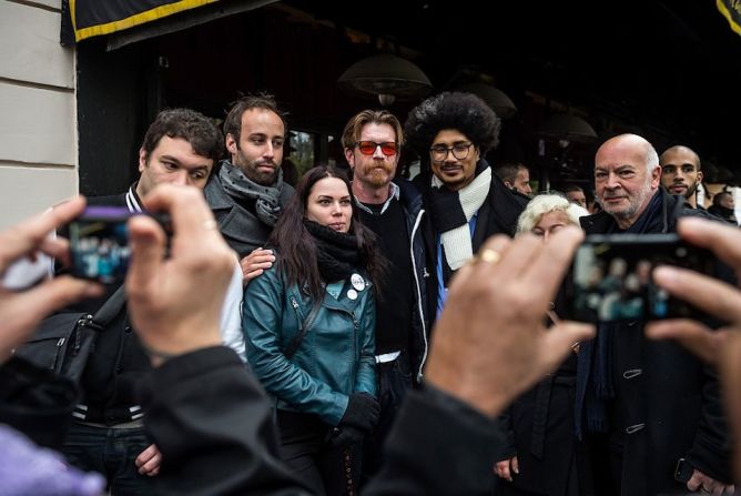 El cantante de la banda estadounidense Eagles of Death Metal posa junto miembros de organizaciones por las víctimas de los atentados. La banda tocaba en el Bataclan la noche de los atentados.