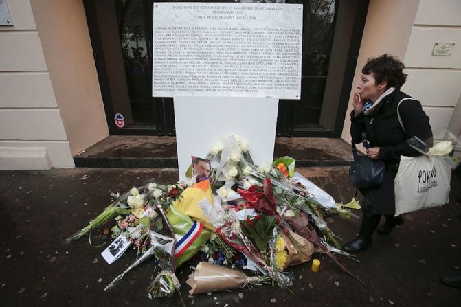 "En memoria de los heridos y las víctimas mortales de los ataques del 13 de noviembre de 2015" se lee en la placa colocada frente al Bataclan.