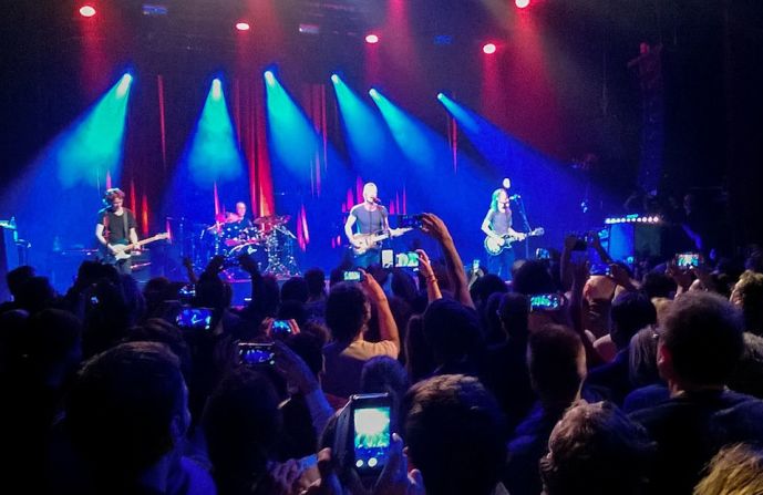 El cantante británico Sting ofreció un concierto la noche del sábado, con el que las puertas de la sala volvieron a abrir oficialmente.